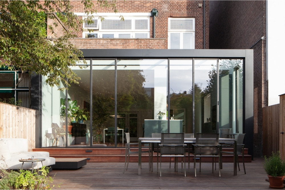 Stalen pui met lichtstraat bij deze stadswoning in Rotterdam