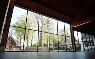 Stalen buitenpui: het verbinden van binnen- en buitenruimtes