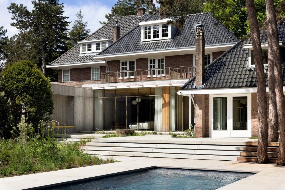 Klassieke villa met slanke stalen ramen van MHB