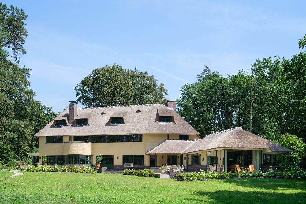 Klassieke villa uitgebreid met fijne stalen ramen